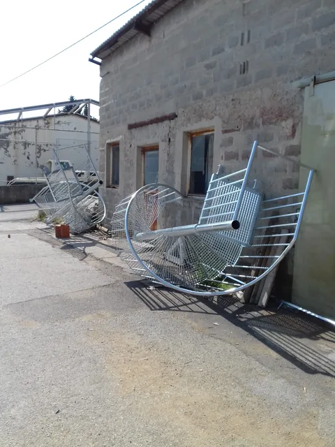 Čelično vanjsko stubište uz kameno pročelje