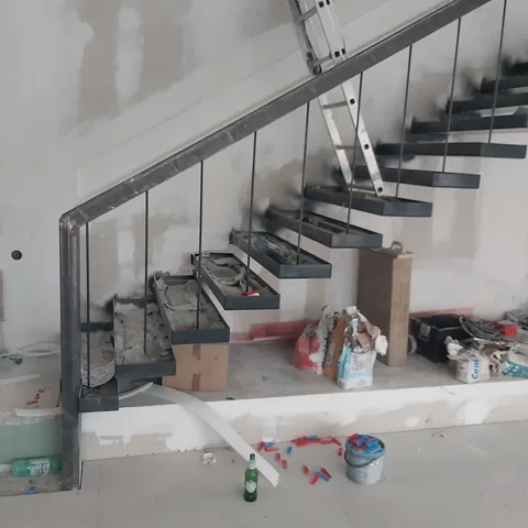 Crna čelična stubišna konstrukcija s jednostavnom okomitom ogradom