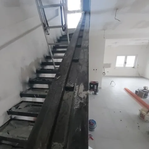 Pogled odozgo na crne čelične okvire gazišta i ogradu tijekom montaže