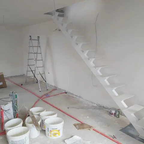 Bijeli središnji nosač stuba u interijeru tijekom uređenja