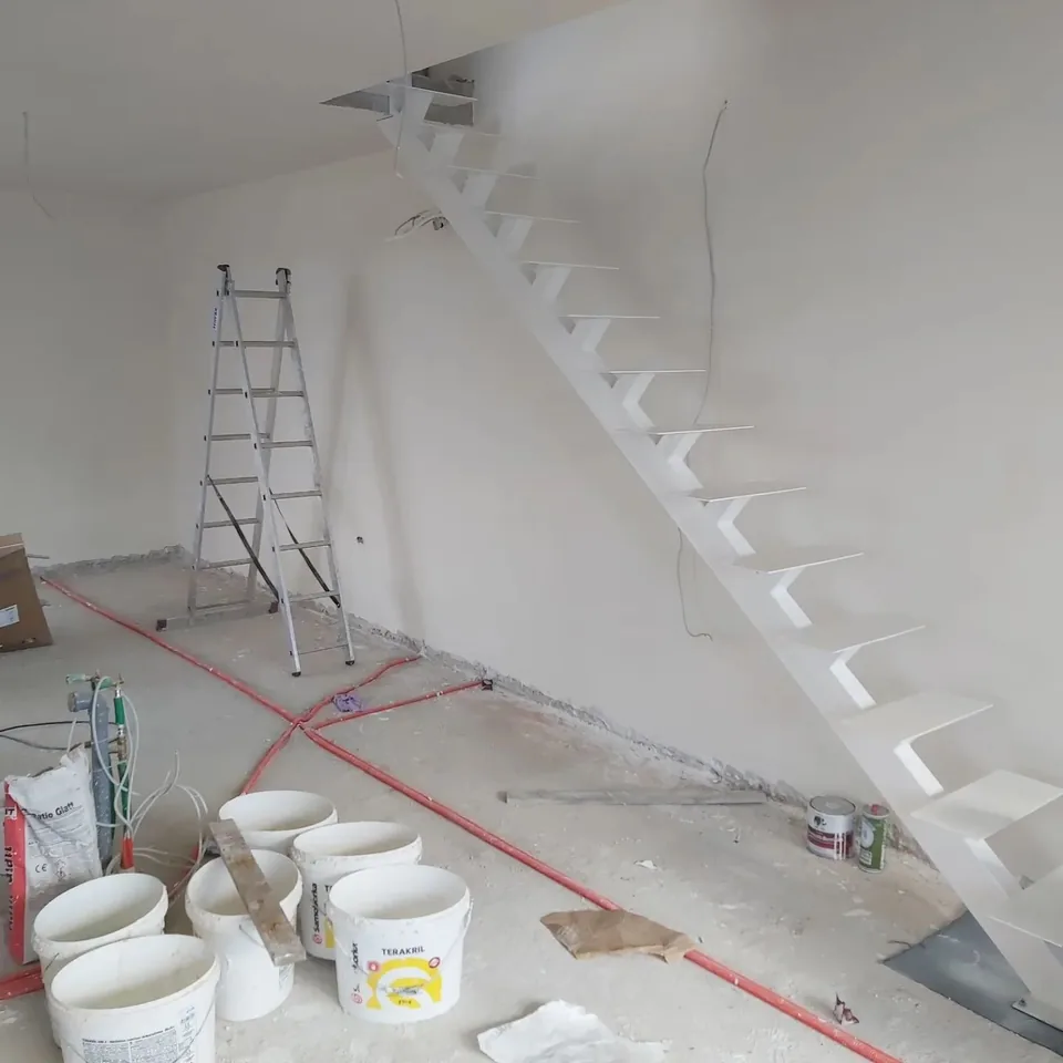 Bijeli središnji nosač stuba u interijeru tijekom uređenja
