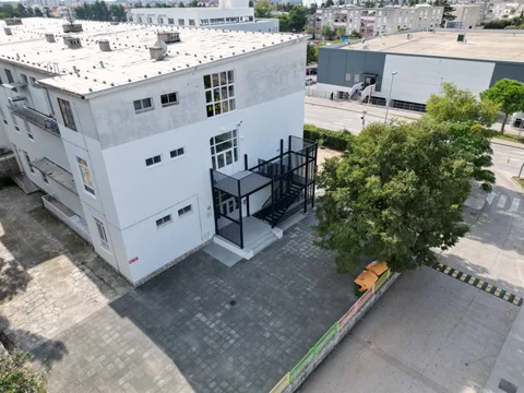 Zračni pogled na crno ravno čelično stubište uz bijelu zgradu
