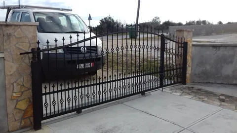 Crna dvokrilna ukrasna vrata u kamenom ulazu