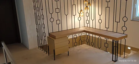 Ukrasna čelična ograda s geometrijskim motivima na gornjem podestu