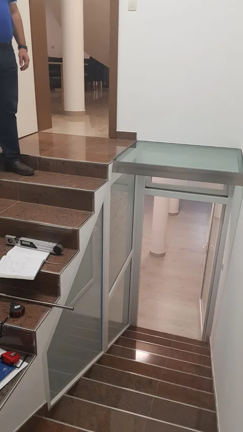 Unutarnji podest s prozirnim staklom i metalnim okvirom