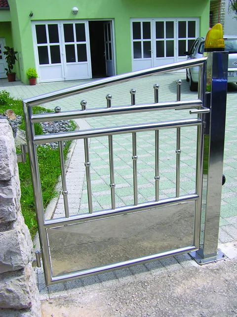 Detalj pješačkih inox vrata s kuglastim ukrasima i sjajnom donjom ispunom