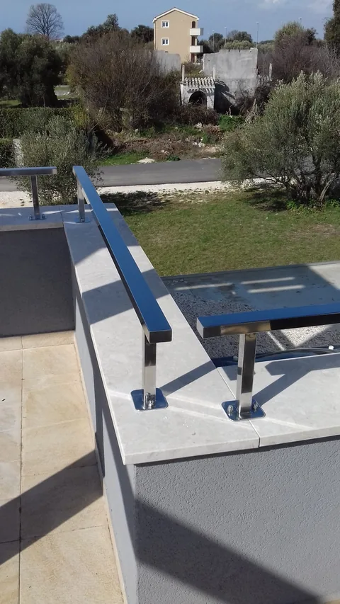 Spoj staklene ograde i metalne potkonstrukcije tijekom montaže