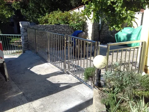 Preklopna inox dvorišna vrata tijekom montaže