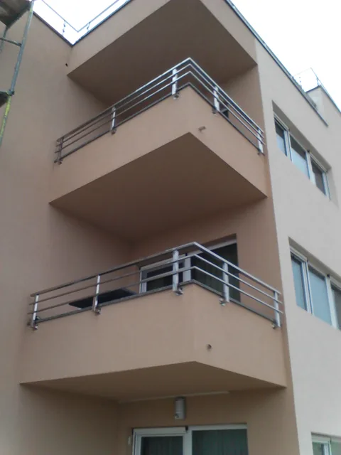 Balkoni višekatnice s inox ogradama ravnih kvadratnih profila