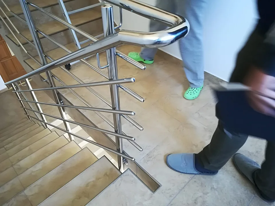 Detalj inox ograde stubišta s vodoravnim prečkama tijekom izrade