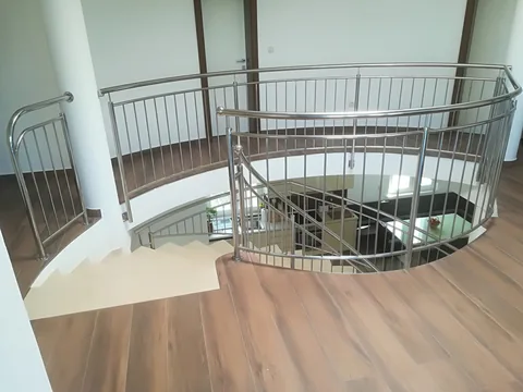 Zakrivljeni inox rukohvat i okomite šipke oko otvora galerije