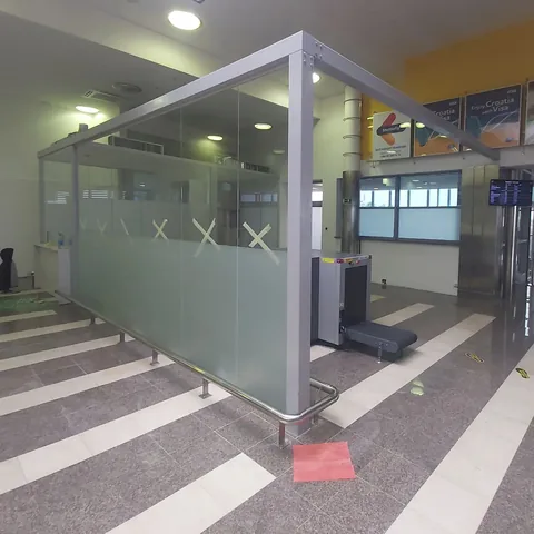 Metalno-staklena pregrada uz prolaz u javnoj hali