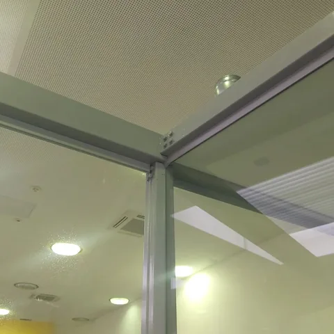 Krupni plan vijčanog kuta metalnog okvira staklene pregrade