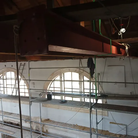 Metalna nosiva konstrukcija galerije u unutarnjem prostoru s lučnim prozorima