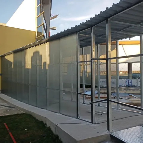 Metalna zastakljena konstrukcija uz dugačko pročelje