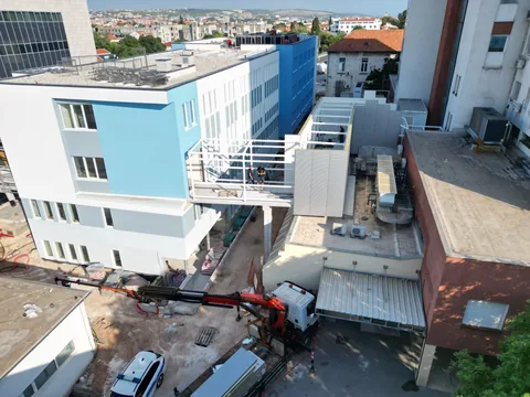 Zračni bočni pogled na bijelu čeličnu konstrukciju spojnog hodnika