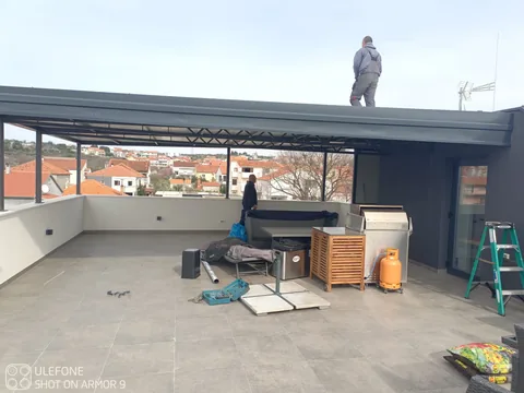 Montaža velike čelične nadstrešnice na krovnoj terasi