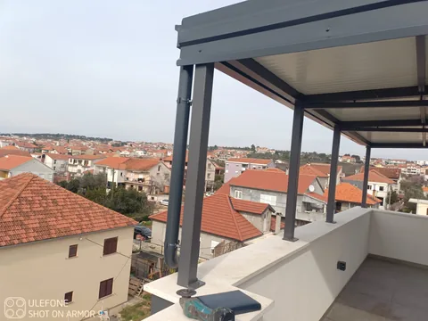 Stupovi i odvodnja krovne nadstrešnice uz svijetli parapet
