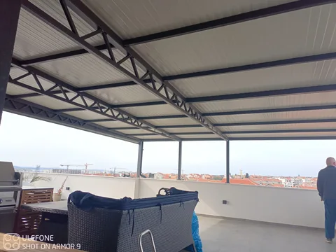 Rešetkaste grede i bijeli pokrov krovne nadstrešnice, pogled odozdo